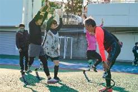 kids try walking with a prosthetic leg